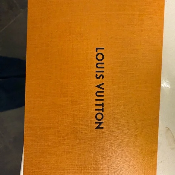 Louis Vuitton Apogée Perfume with White and Black Accents - Picture 5 of 5